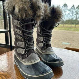 Women’s size 8 SOREL winter boots